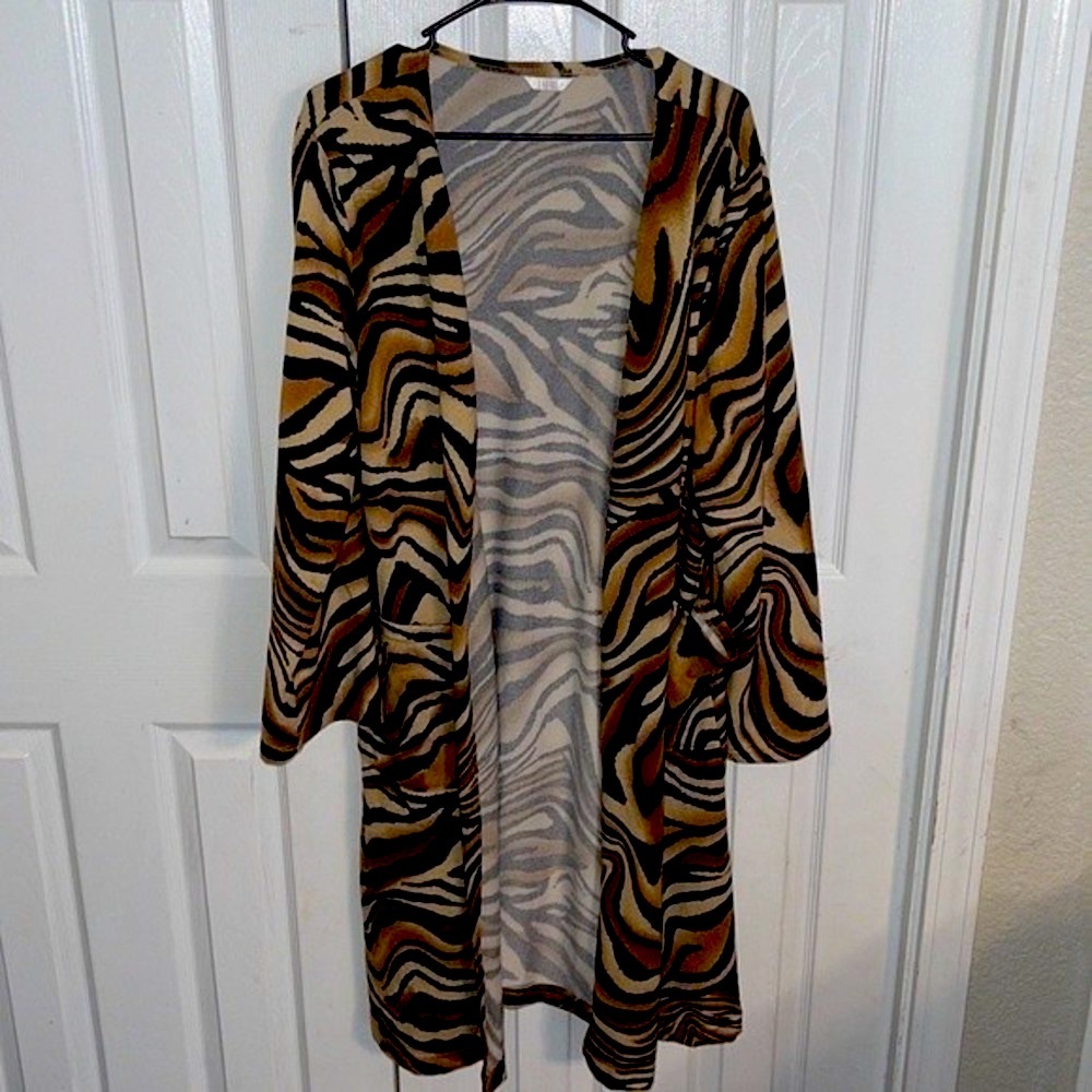 Kaktus Womens Shawl Size XL Color Tiger Print